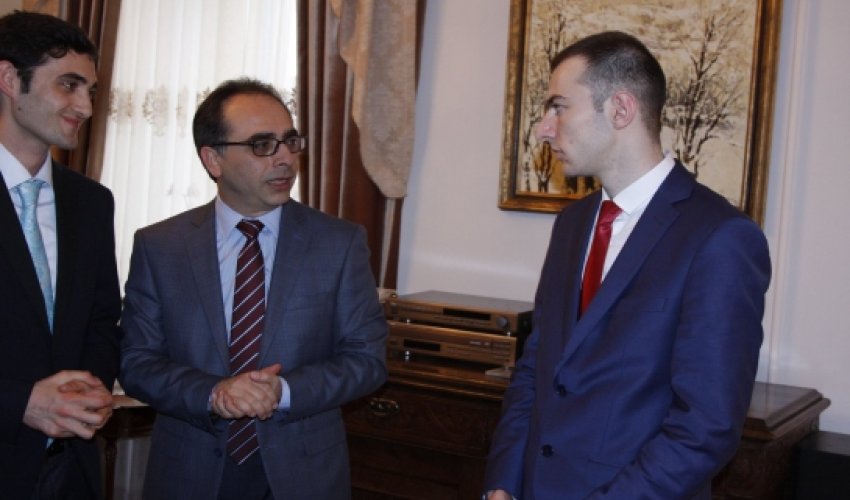 Gənclər Türkiyənin Ukraynadakı səfirliyində toplaşdı