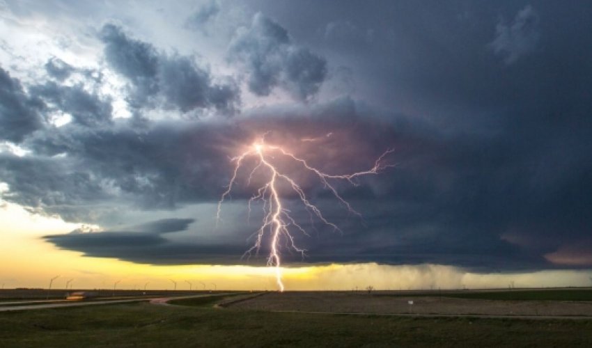 Stormchasers capture amazing images of Mothership Supercell storm Stormchasers capture amazing images of Mothership Supercell storm