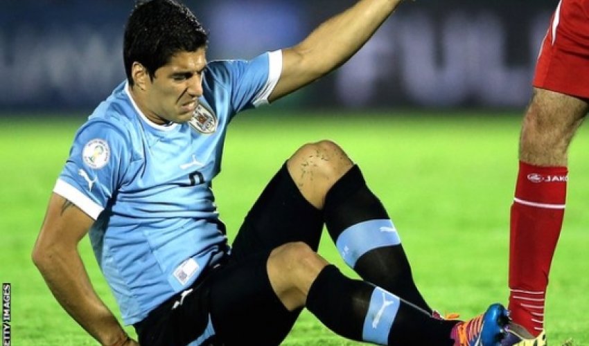 Luis Suarez injures knee ahead of World Cup