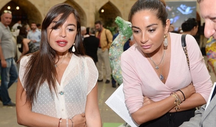 Prezidentin qızları uşaq evində olublar