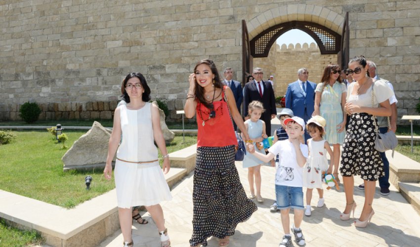 Birinci xanım və qızları sərgi açılışında - FOTOLAR