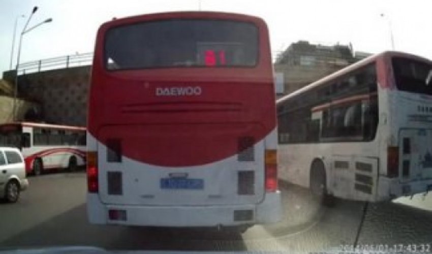 В Баку автобус выехал на «встречку» на оживленной дороге – ВИДЕО В Баку автобус выехал на «встречку» на оживленной дороге – ВИДЕО