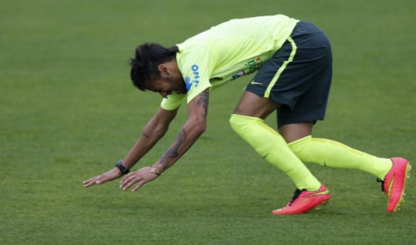 Neymar gives Brazil an injury scare in training