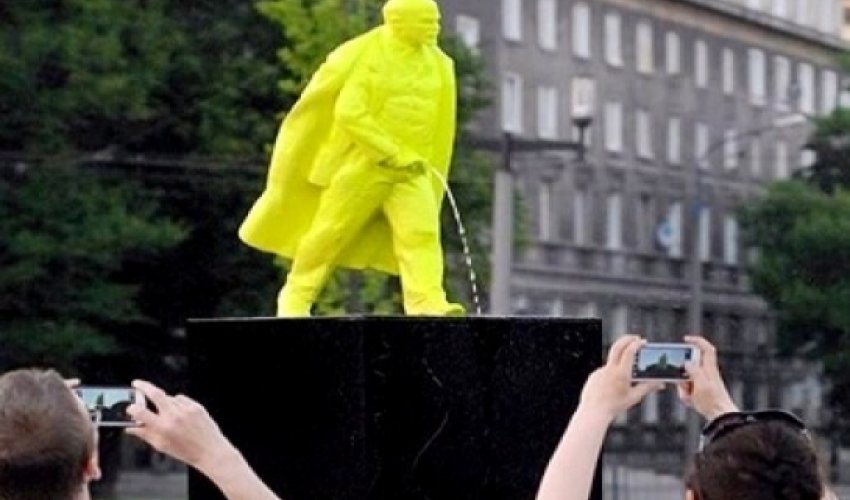Leninə ayıb heykəl qoyuldu - FOTO Leninə ayıb heykəl qoyuldu - FOTO