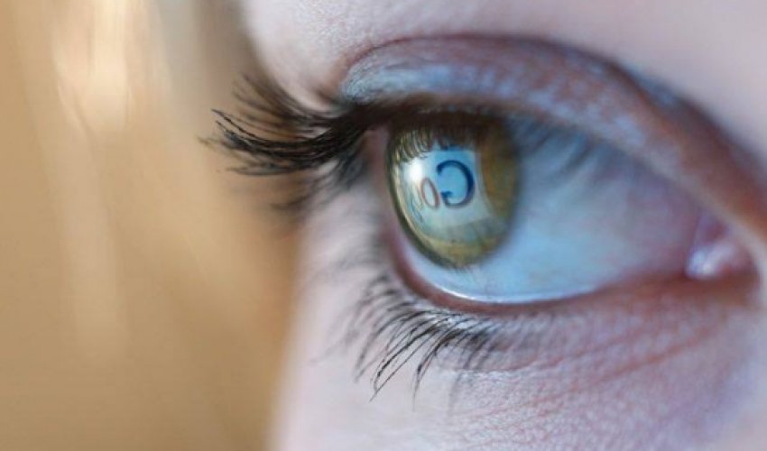 Staring at computer screens all day 'changes your eyes' Staring at computer screens all day 'changes your eyes'