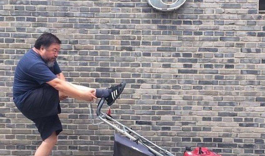 Ai Weiwei sparks 'leg gun' photo craze - PHOTO