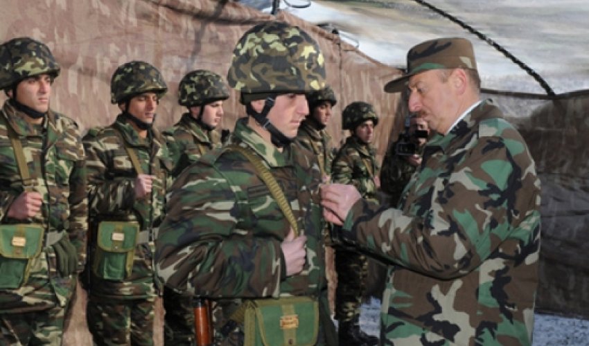 İlham Əliyev Azərbaycan Silahlı Qüvvələrinin təlimində