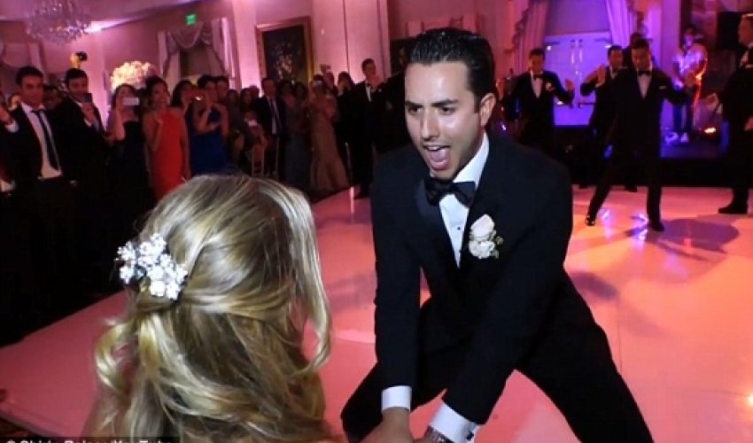 Husband steals the dance floor and surprises bride - PHOTO Husband steals the dance floor and surprises bride - PHOTO