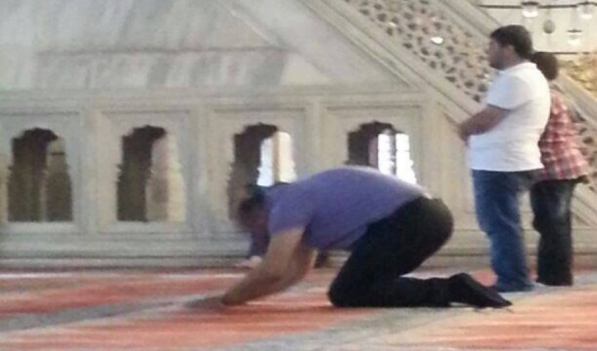 Azərbaycanda partiya sədri namaza başladı Azərbaycanda partiya sədri namaza başladı