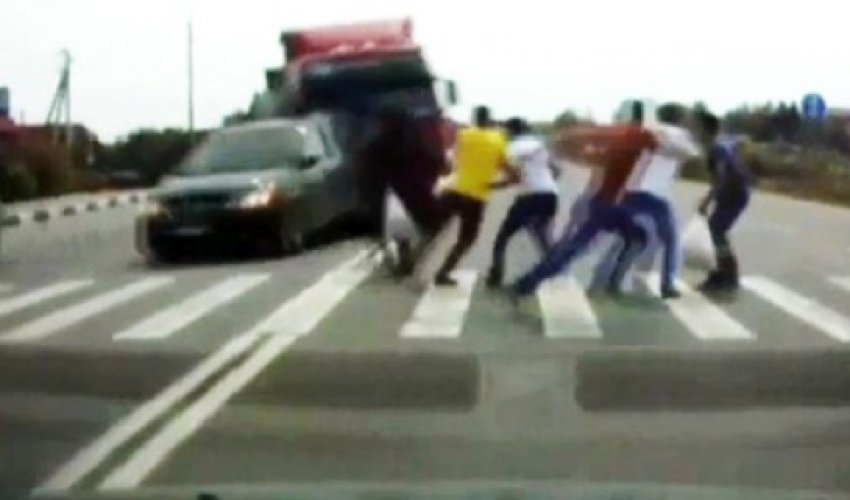 Yük maşını bir qrup gənci əzdi