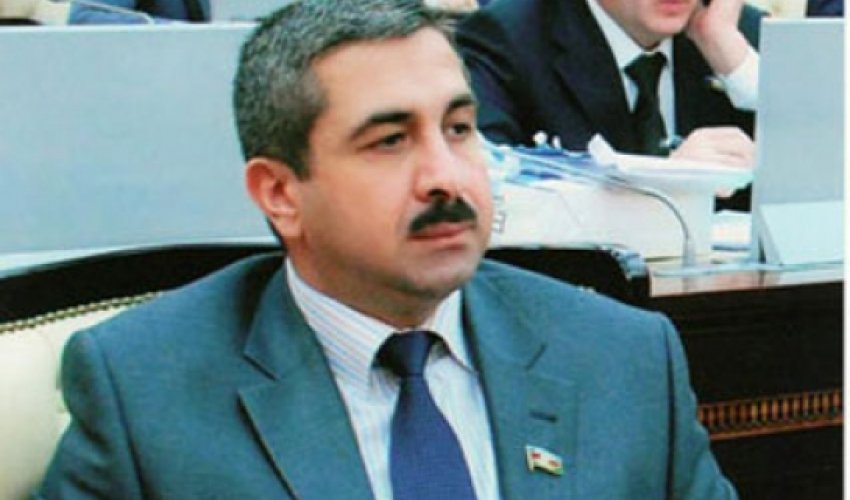 "Yeni sədr Tağı Əhmədovun atasına rəhmət oxutdurur" "Yeni sədr Tağı Əhmədovun atasına rəhmət oxutdurur"