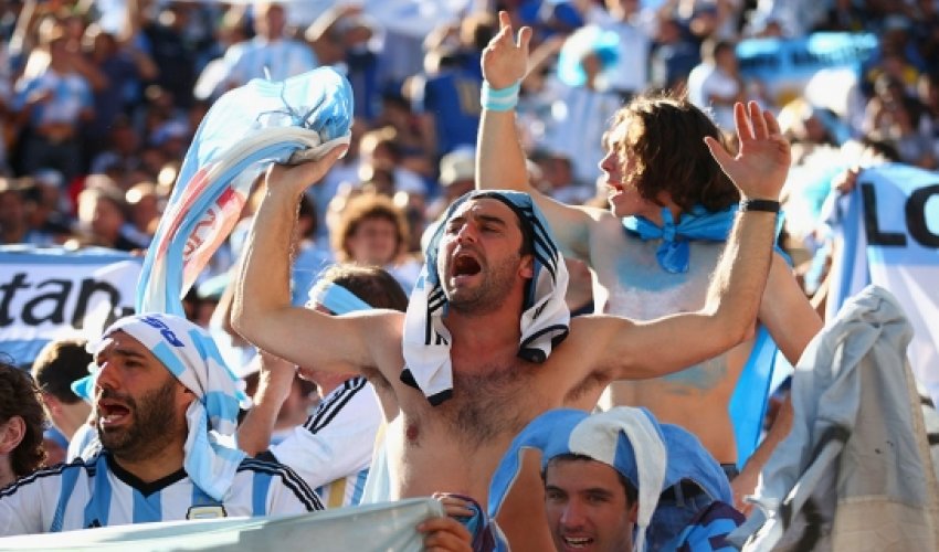 Argentinian supporters pose ahead of the Round of 16 football match - PHOTO