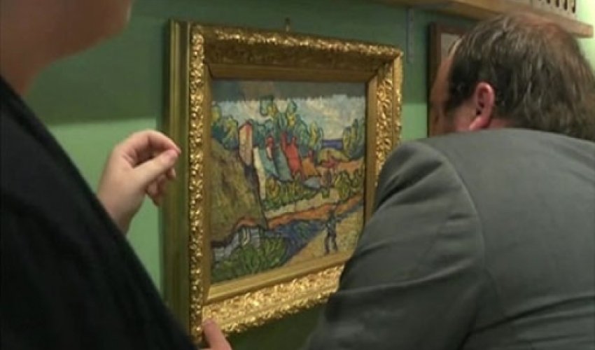 Van Gogh painting in Reading cafe - VIDEO