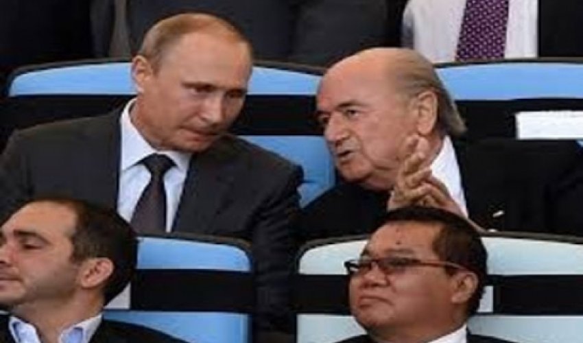 Putin Dünya Kuboku bayrağını aldı - FOTO