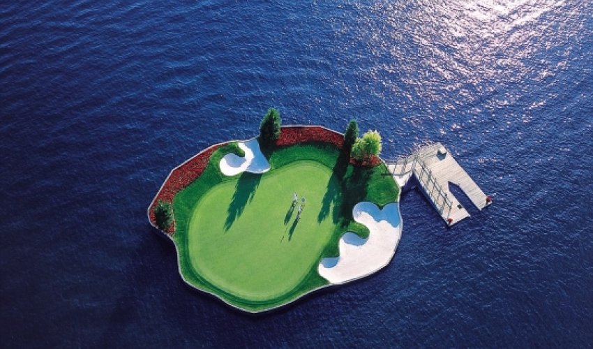 World's first floating golf - PHOTO+VIDEO