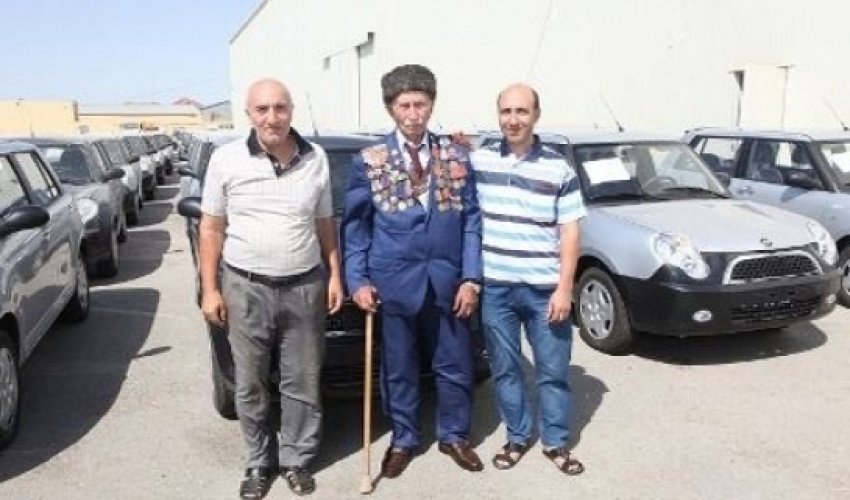 Səlim Müslümov maşın payladı