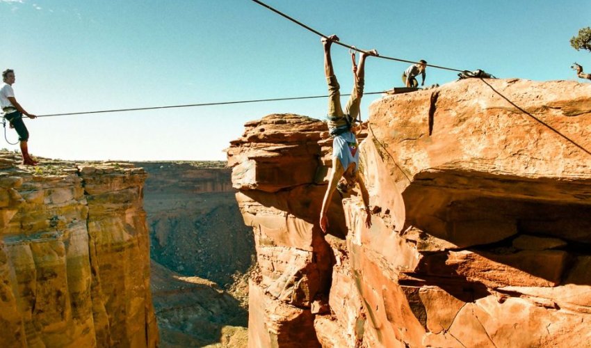 Daredevils cross canyons using just slacklines - PHOTO Daredevils cross canyons using just slacklines - PHOTO
