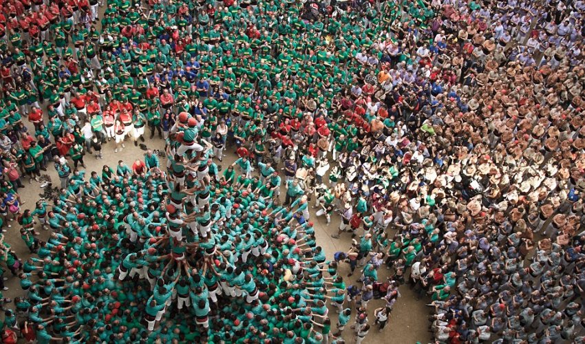 Thousands gather to form the tallest human tower - PHOTO