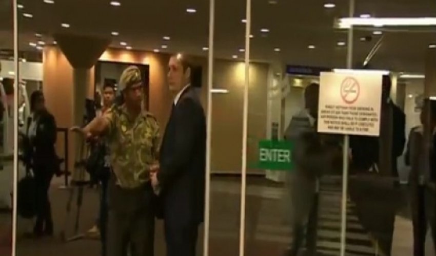 Prezidentin cangüdənləri qapı arxasında qaldı - VİDEO Prezidentin cangüdənləri qapı arxasında qaldı - VİDEO