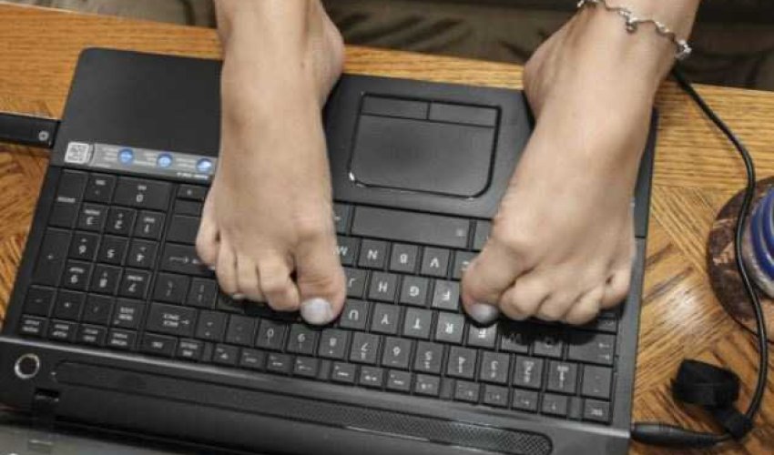 Безрукие мать с сыном научились делать все своими ногами- ФОТО