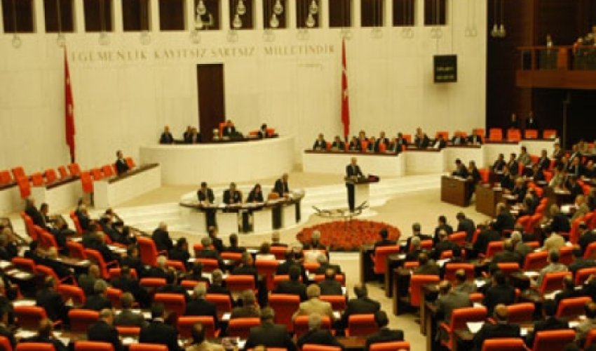 Deputatlar iclas zamanı əlbəyaxa oldular - VİDEO Deputatlar iclas zamanı əlbəyaxa oldular - VİDEO