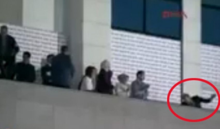 Prezidentin oğlu eyvandan yıxıldı - VİDEO