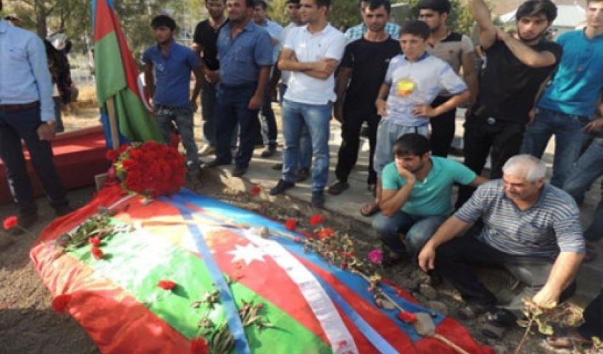 Daha bir şəhidimizi Ağsuda dəfn etdik - FOTOLAR Daha bir şəhidimizi Ağsuda dəfn etdik - FOTOLAR
