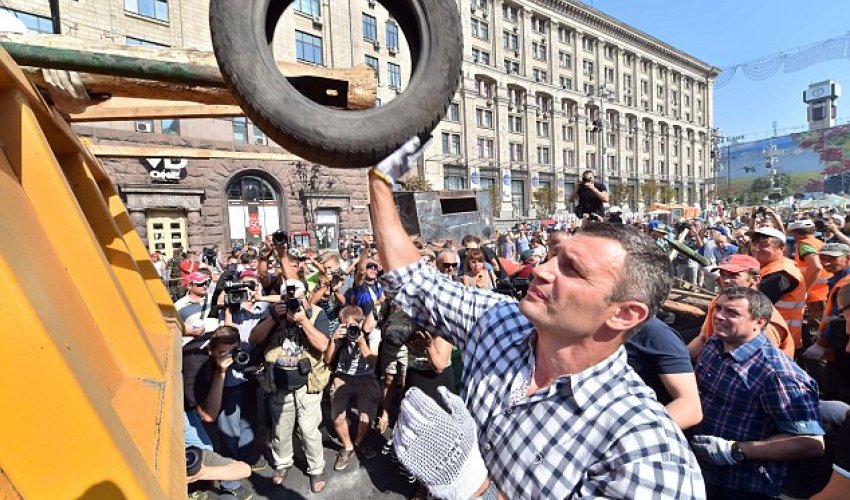 Vitali Klitschko lends a hand to help clear up the barricades - PHOTO Vitali Klitschko lends a hand to help clear up the barricades - PHOTO