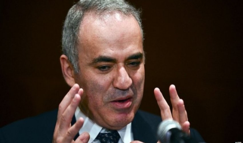 Garry Kasparov bids to be chess kingpin