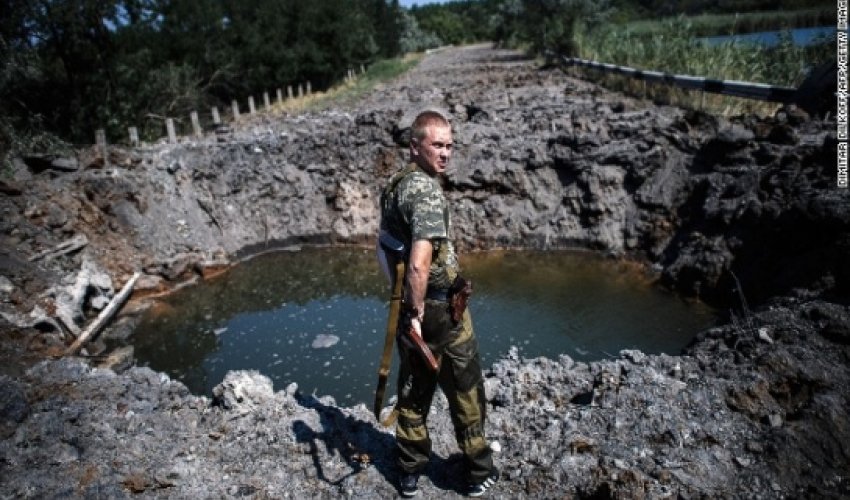 Ukraine fighting: Rebel official resigns; shells fall on Donetsk Ukraine fighting: Rebel official resigns; shells fall on Donetsk
