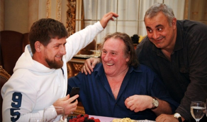 Kadırovun telefonu itdi, minlərlə adam polisə aparıldı