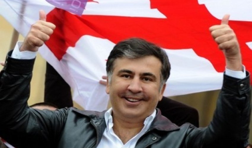 Gürcüstan Saakaşvilinin nimdaş paltarlarını qaytardı
