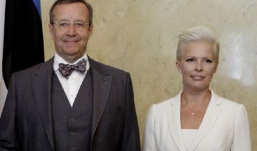 Estoniyanın 1-ci xanımı başqa kişi ilə yaxalandı - VİDEO