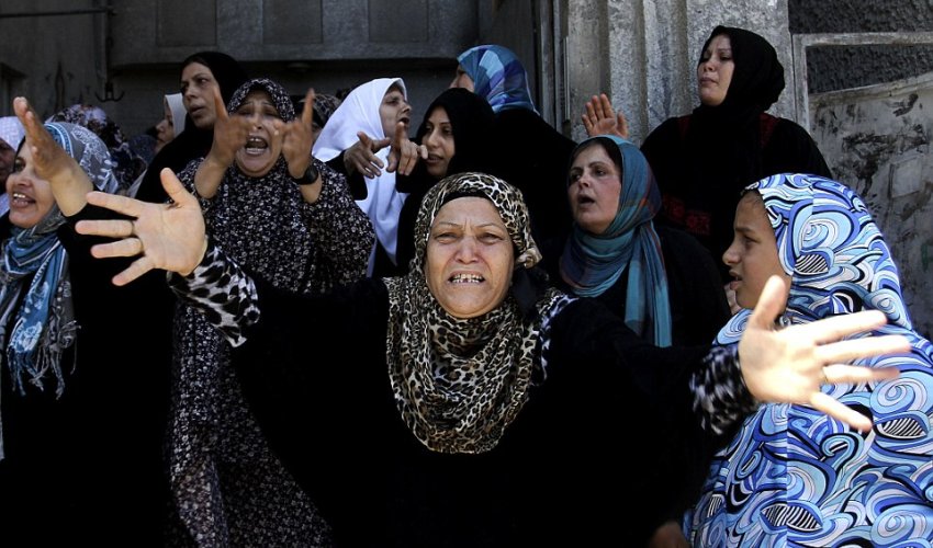 Thousands turn out for burial of three Hamas commanders - PHOTO Thousands turn out for burial of three Hamas commanders - PHOTO