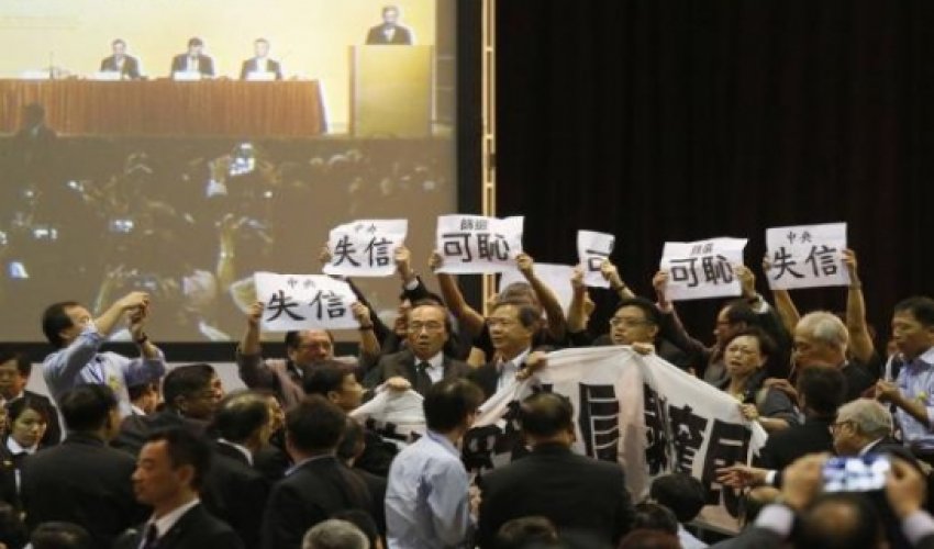 Hong Kong police use pepper spray to disperse pro-democracy protesters Hong Kong police use pepper spray to disperse pro-democracy protesters
