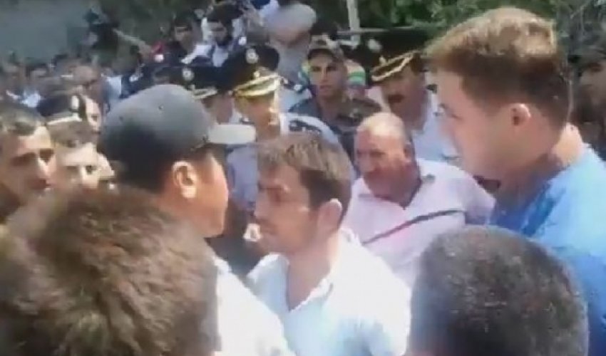 Драка напротив здания в котором прогремел взрыв -ВИДЕО Драка напротив здания в котором прогремел взрыв -ВИДЕО
