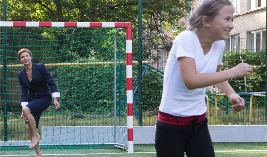 Birinci xanım futbol oynadı - VİDEO