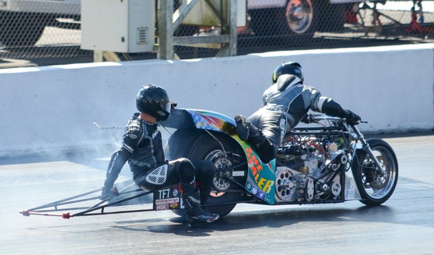 Drag racer clings onto opponent's motorbike - PHOTO+VIDEO