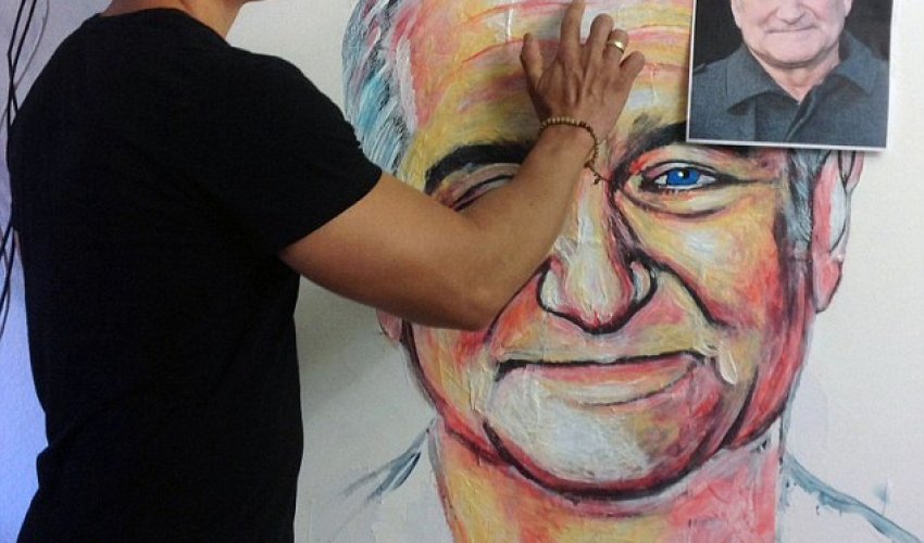 Artist uses TOOTHPASTE to create intricate profiles of famous stars - PHOTO+VIDEO