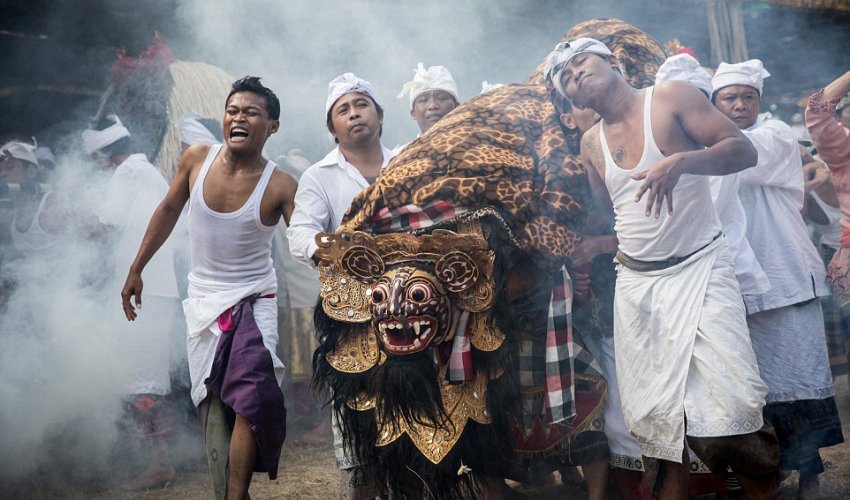 Balinese villagers stab ceremonial daggers into their chests - PHOTO+VIDEO Balinese villagers stab ceremonial daggers into their chests - PHOTO+VIDEO