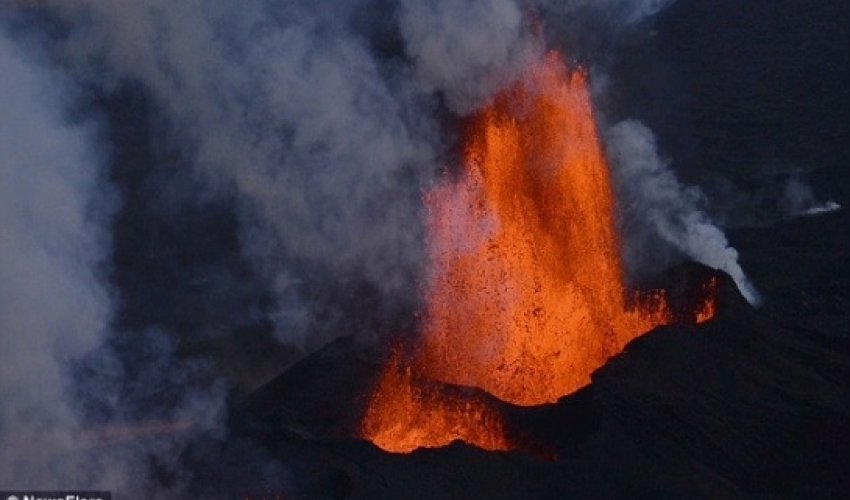 Bardarbunga volcano shoots fiery red geysers to the sky - VIDEO Bardarbunga volcano shoots fiery red geysers to the sky - VIDEO