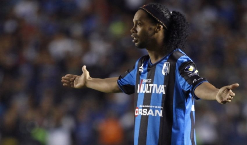 Ronaldinho misses penalty on Mexican debut - VIDEO