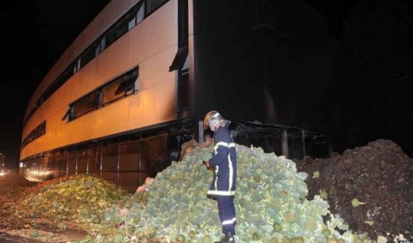 French farmers torch tax office in Brittany protest French farmers torch tax office in Brittany protest