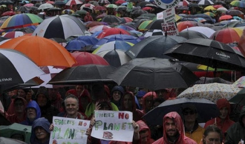 Dünya iqlim dəyişikliyi probleminə görə ayağa qalxdı - VİDEO