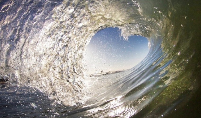 Heart-shaped wave snapped by California surfer Heart-shaped wave snapped by California surfer