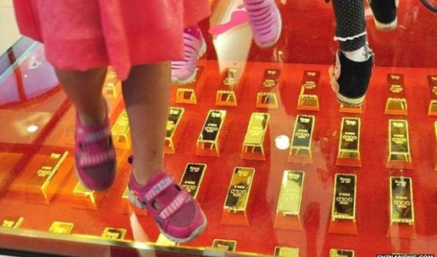 China: Shopping centre paves walk with gold bars China: Shopping centre paves walk with gold bars