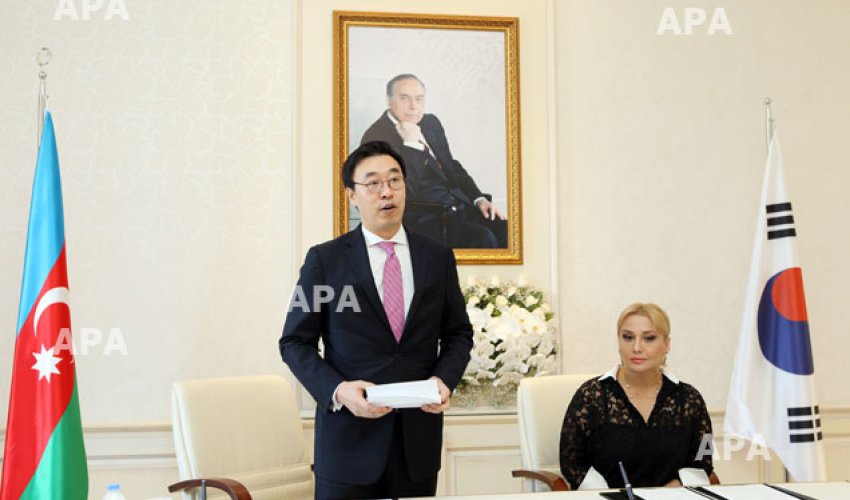 Heydərovun xanımı imzalanma mərasimində - FOTOLAR