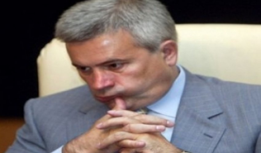 Vahid Ələkbərov 1 milyard borc istəyir Vahid Ələkbərov 1 milyard borc istəyir
