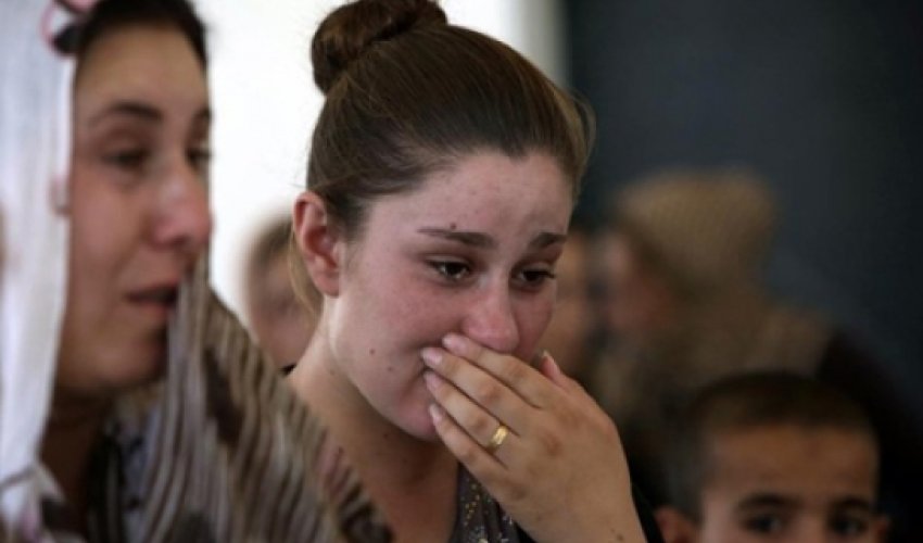 İŞİD yaraqlıları zorladıqları qızları bazarda satır