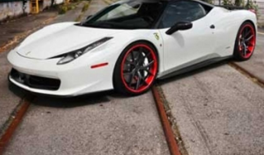 Futbolçunun “Ferrari”sini oğurladılar